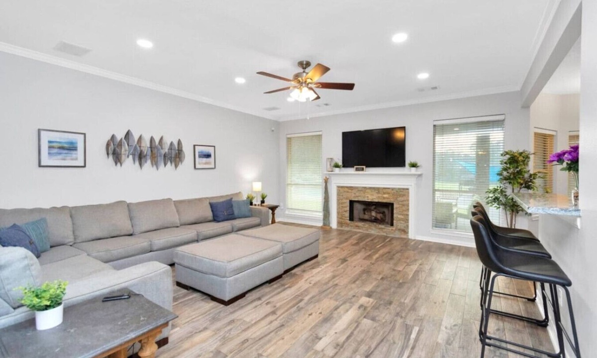 Barker House | Spacious Family Oasis w/Pool, 7BR & Near Downtown