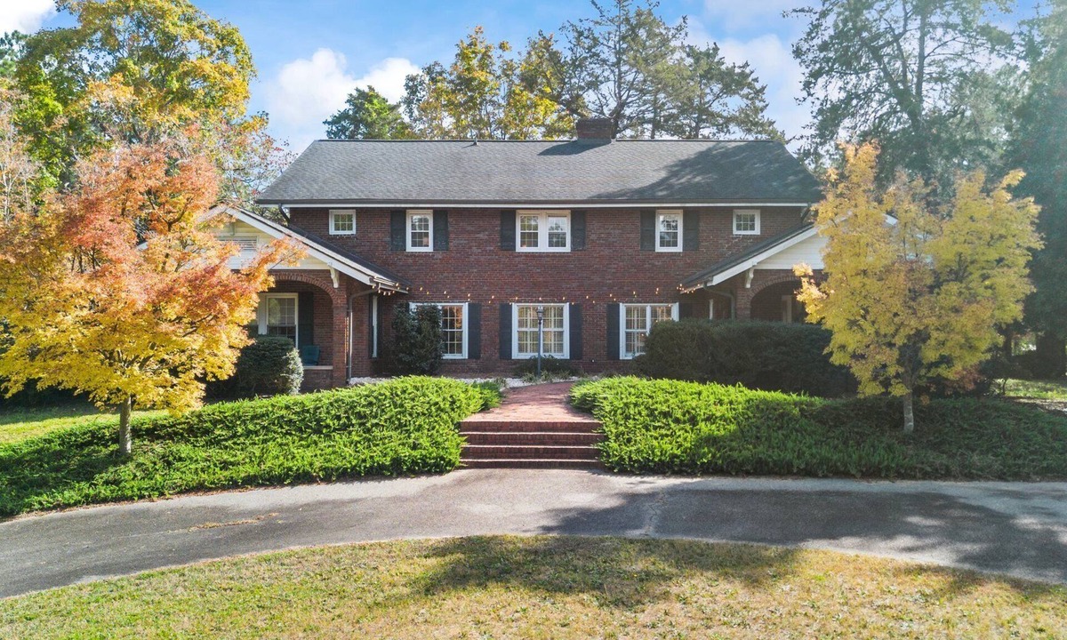 Southern Pines House | Spacious Historic Manor with Chef's Kitchen Horse-Friendly