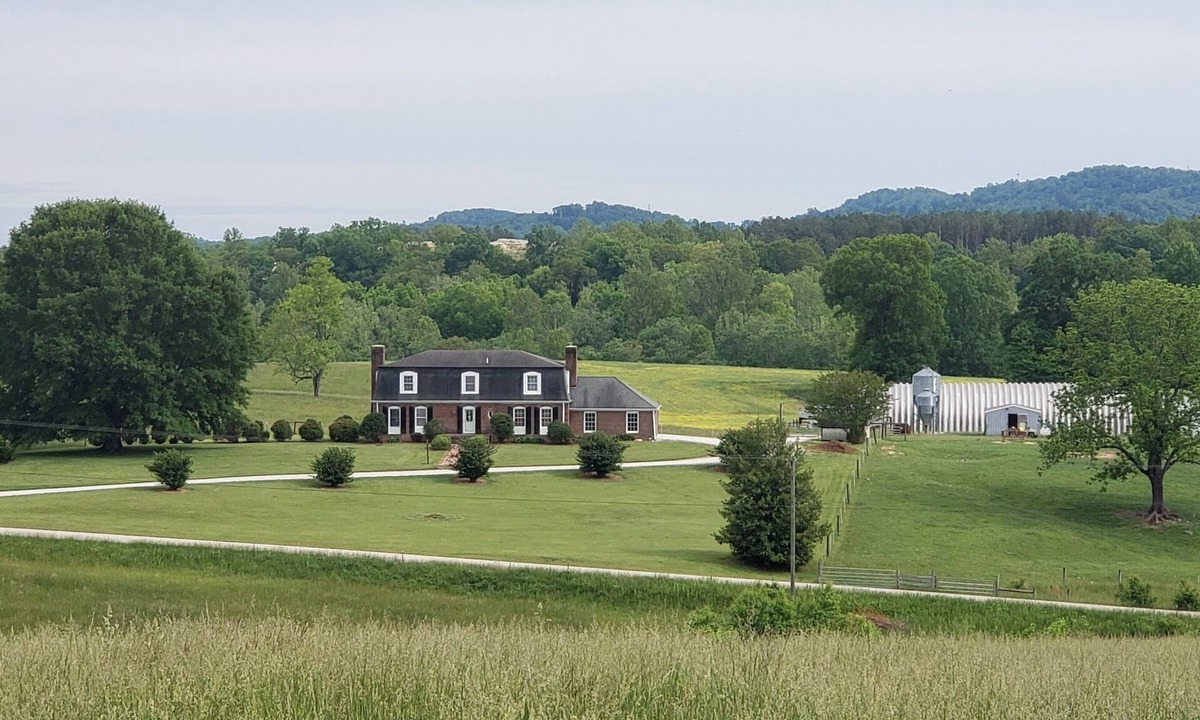 Lowesville House | Spacious home for relaxation in Roseland. 30 min from hiking trails, wineries.
