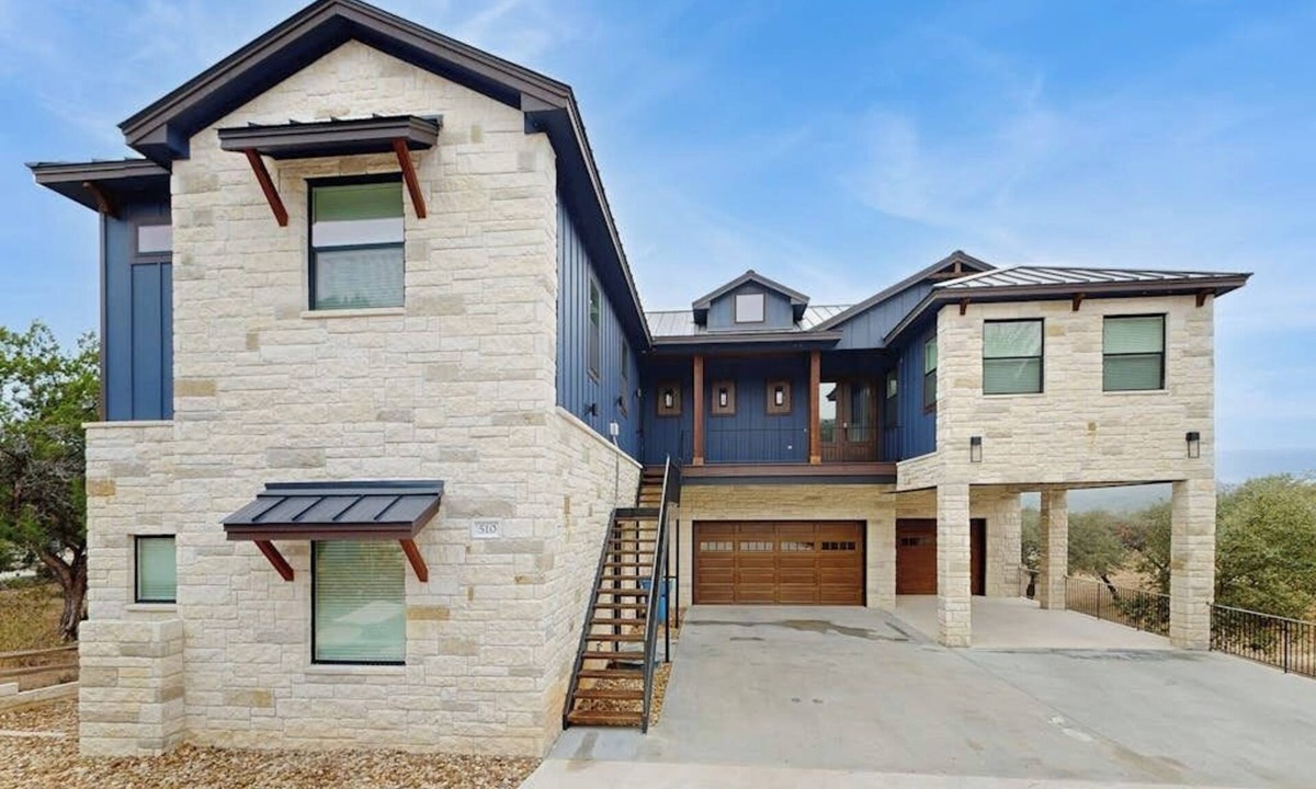 Point Venture House | Spacious house w/ping-pong and pool table, balcony with water and sunset view