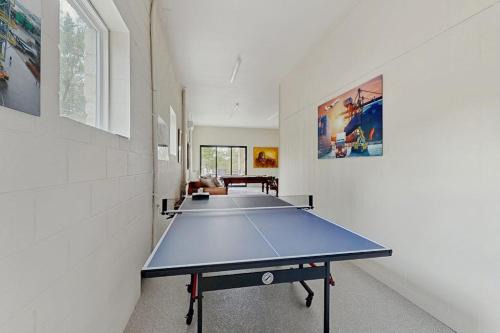 Point Venture House | Spacious House with Ping-Pong and Pool Table, Balcony with Water and Sunset View