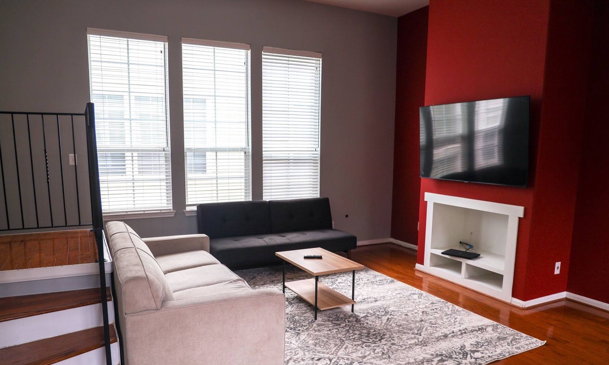 Shady Acres House | Spacious Houston Townhome 3bd/3.5ba