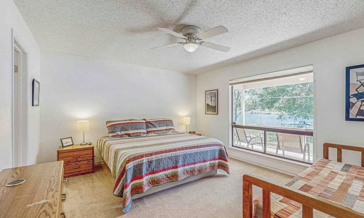 Kingsland House | Spacious Lakefront Home With Water Views, Wifi & Private Washer/dryer