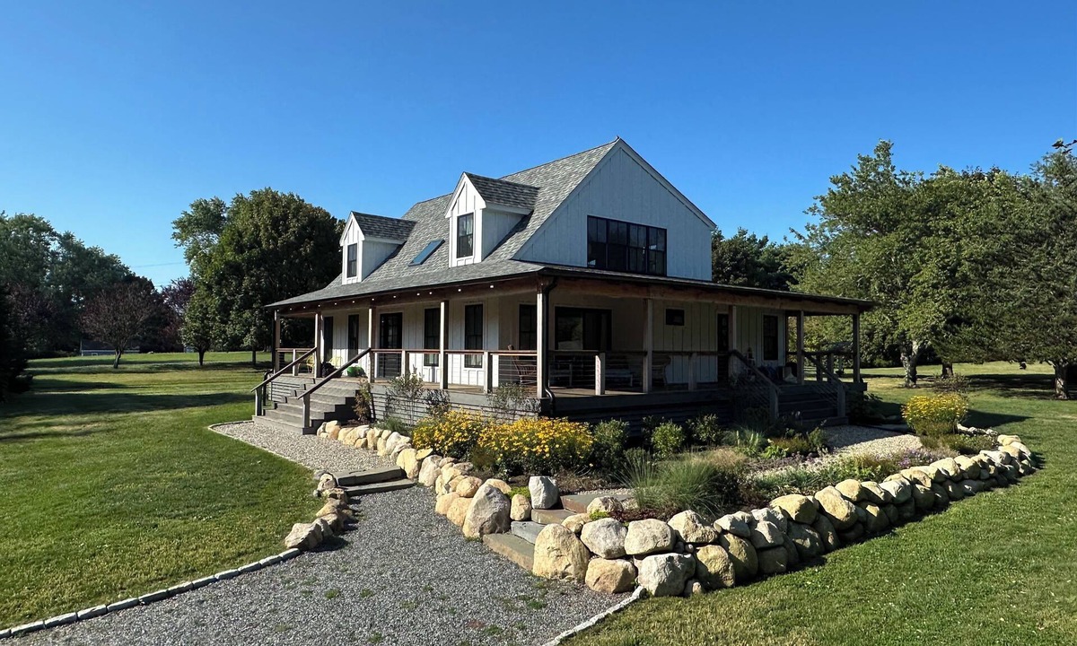 Tiverton House | Spacious Light-Filled Coast Retreat, 4BR/Sleeps 9, Near Beaches