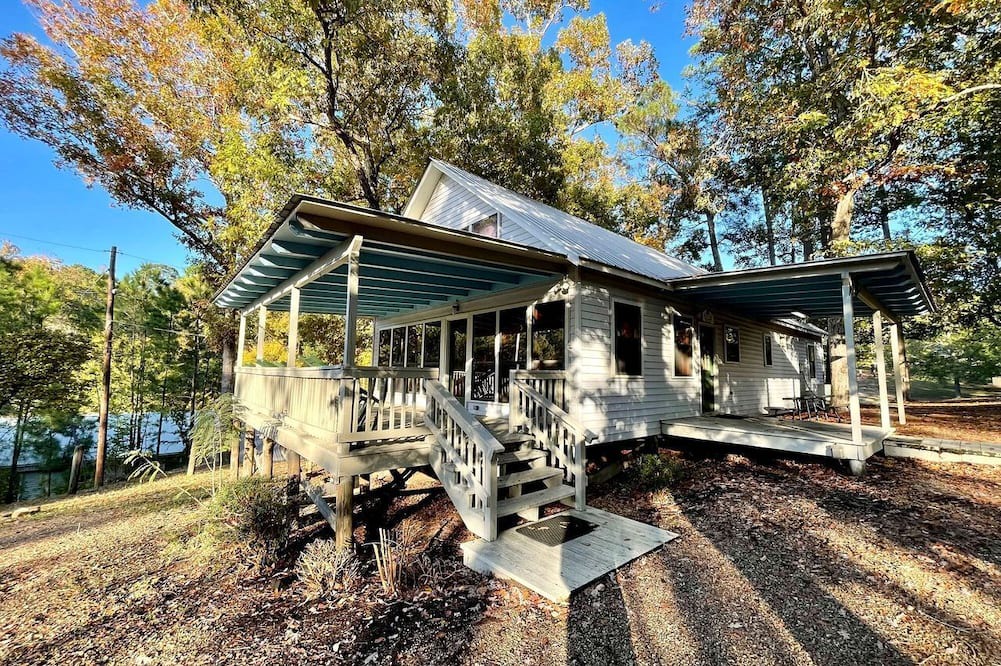 Zwolle Cabin | Spacious Luxury Cabin with Resort Amenities Near Zwolle, LA