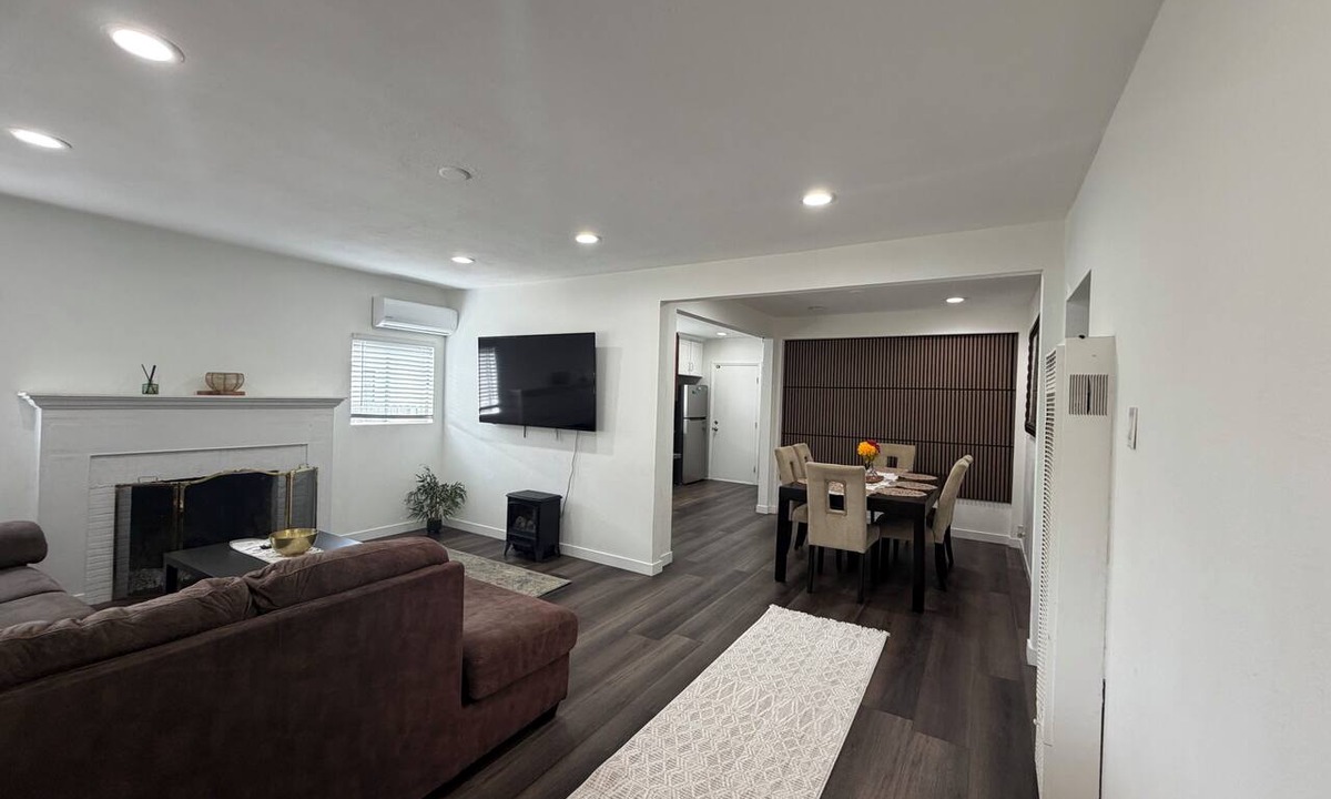 Palms House | Spacious luxury house with AC, Ethernet, pet friendly near Culver City