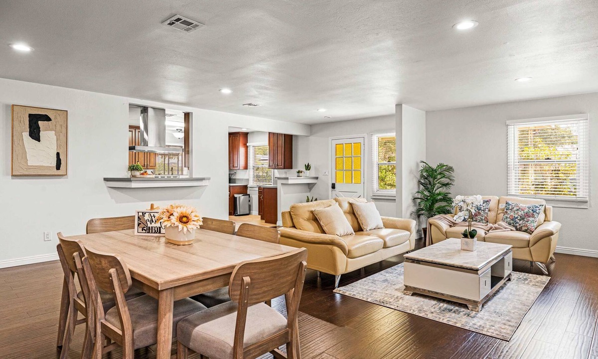 East Pasadena House | Spacious Retreat w Large Kitchen Outdoor Patio