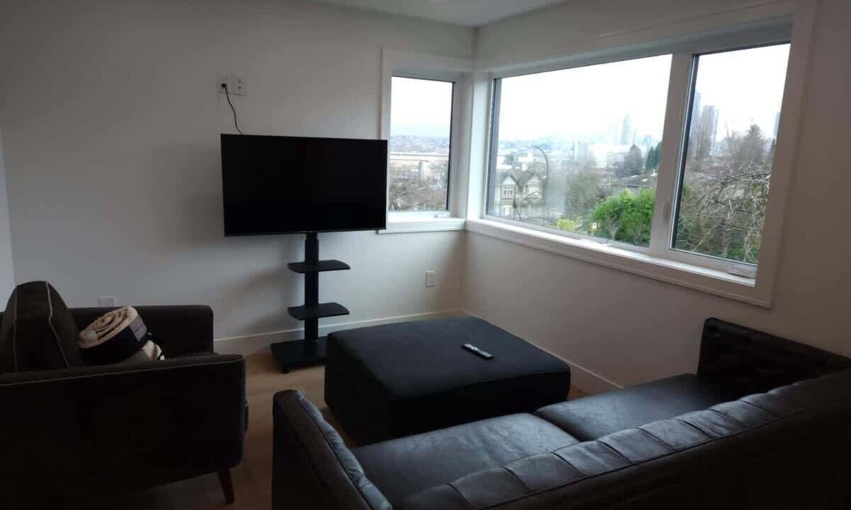 Renfrew-Collingwood Condo | Spacious Sophistication: 2-Bedroom Townhouse