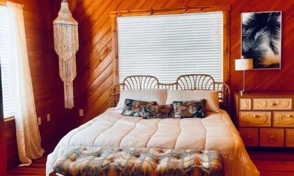 Valona House | Spacious Southern Coastal OASIS on Wide Open Land—kayaks, bikes, corn hole, BBQ!