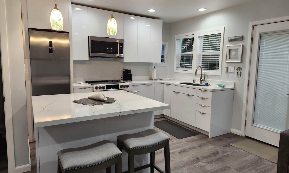 Mission Beach Apartment | Spacious Studio, Newly Remodeled, Hot Tub, Steps to the Bay and Beach!