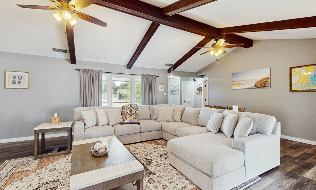 Flour Bluff House | Spacious waterfront house with full kitchen, BBQ, patio & ping-pong table