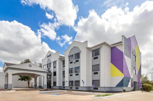 Woodlake - Briar Meadow Hotel | Spark by Hilton Houston near the Galleria