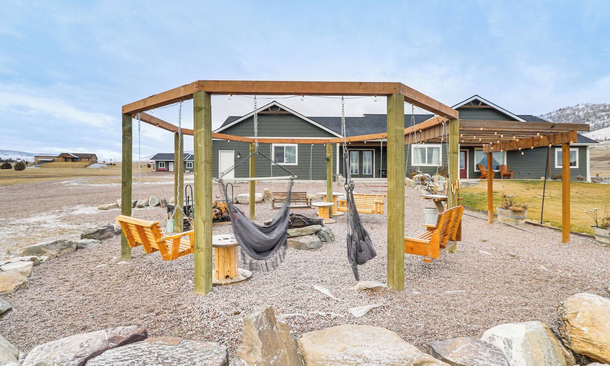 Northwest Montana - Glacier National Park Cottage | Starry Skies & Mtn Views: Family Retreat in Elmo