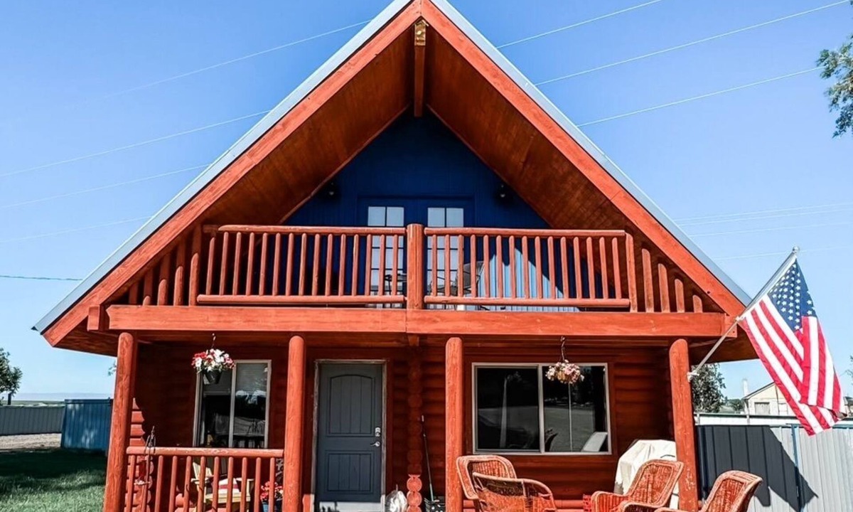 Caldwell Cabin | Stay at this super, cozy, country cabin in Caldwell, Idaho off of I84.