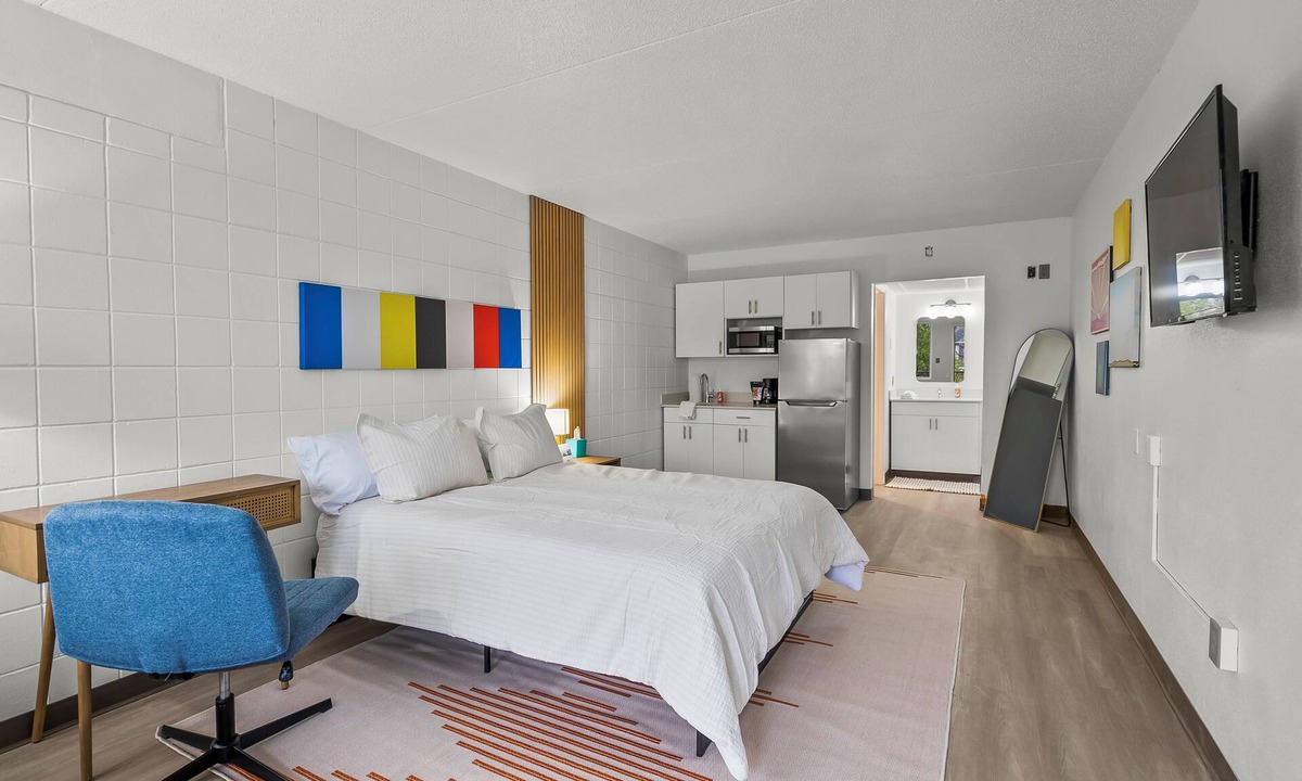Cedar Falls Apartment | Stay Downtown Free Gated Parking Renovated Studio! 515
