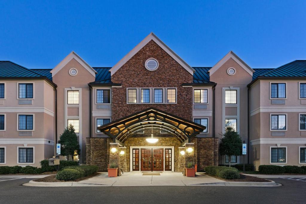 Ballantyne Hotel | Staybridge Suites - Charlotte Ballantyne by IHG