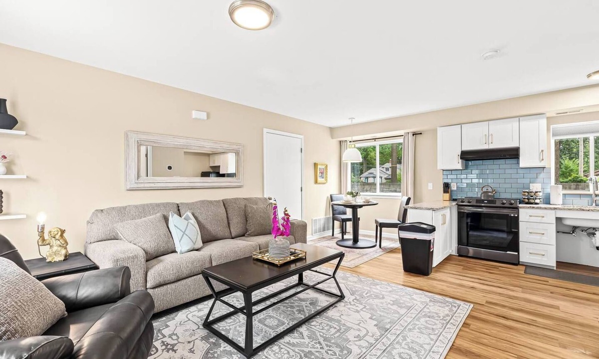 Roseville Apartment | Step-Free 1BR in Roseville | King Bed | End Unit