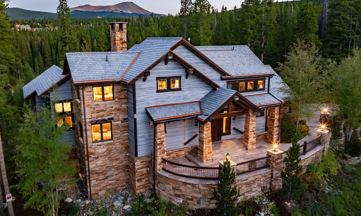 Four O'Clock House | Step out to the ski run, your hot tub or the sauna