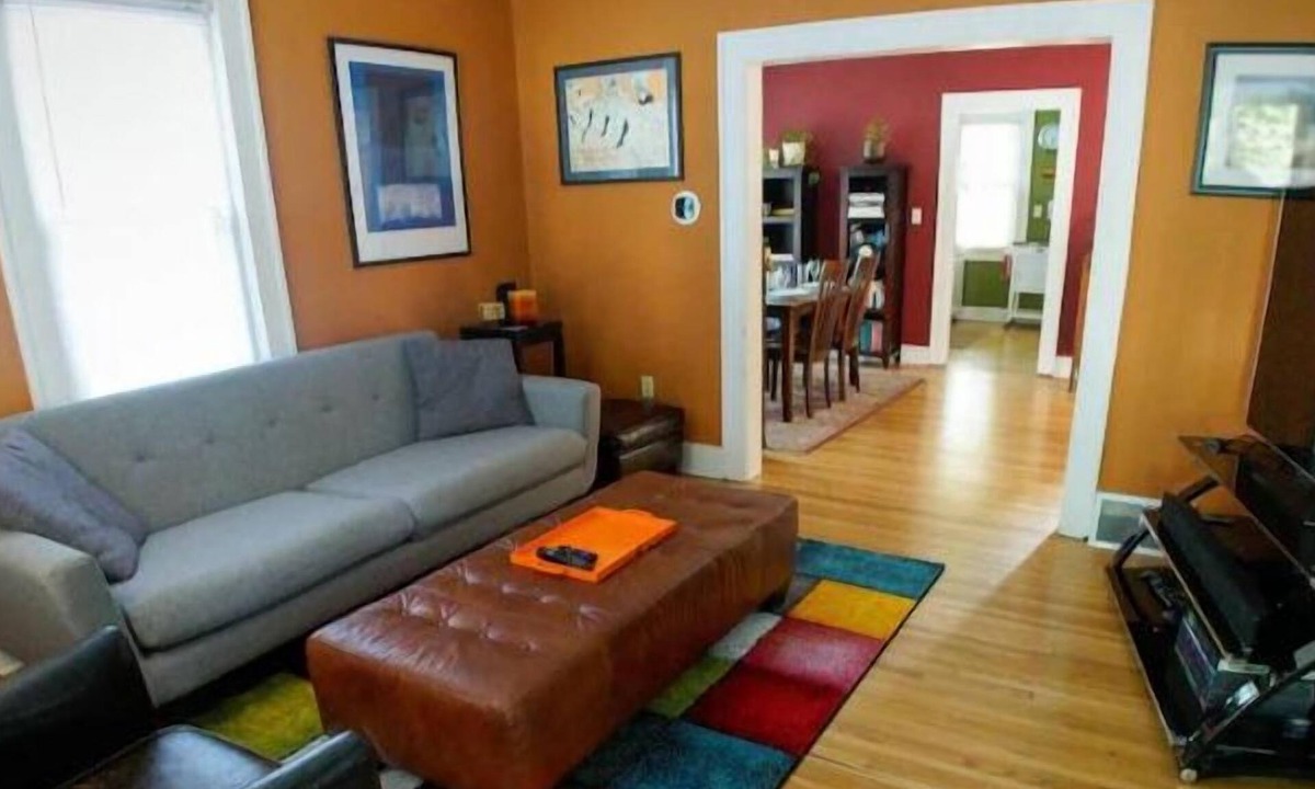 Mann House | Steps to Downtown Iowa City, Cozy and Colorful!