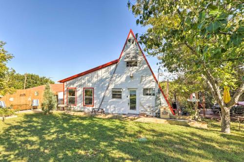 Granbury House | Steps to Lake! Charming Cabin: Pool Access & Decks