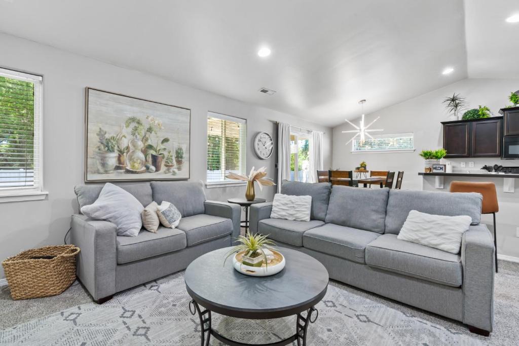 Nampa House | Stoddard Trailhead Central Nampa Home - Sleeps 10
