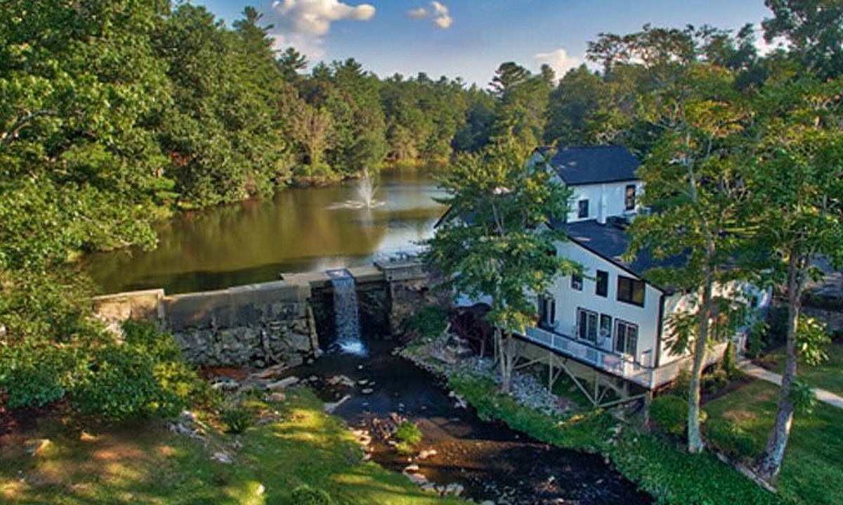 Flat Rock Apartment | Stone Studio Lakefront Pool Access