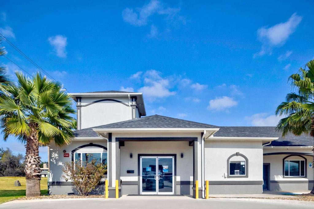 Pleasanton Hotel | Studio 6-Pleasanton, TX