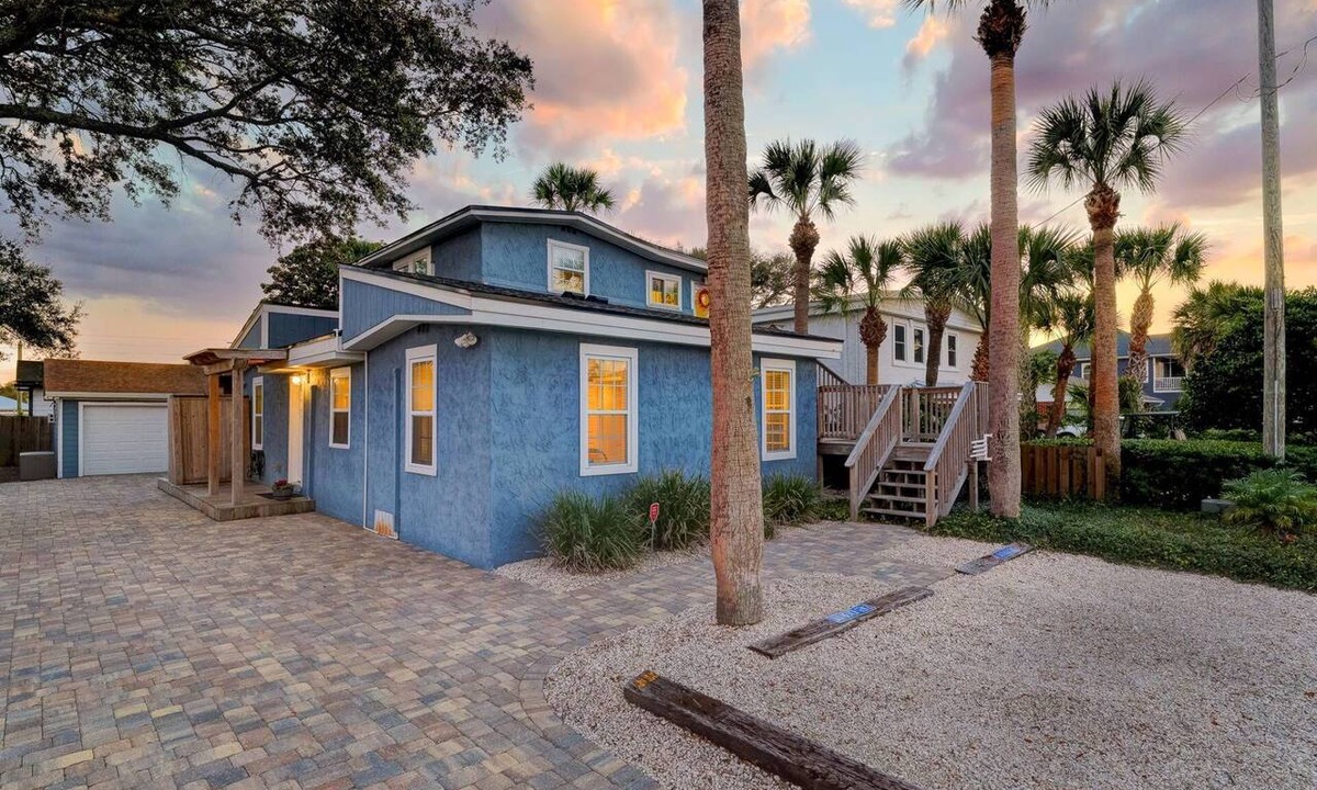 Jacksonville Beach Apartment | Studio Upstairs Beach Gem w/Kitchen - 4 Blocks to Ocean