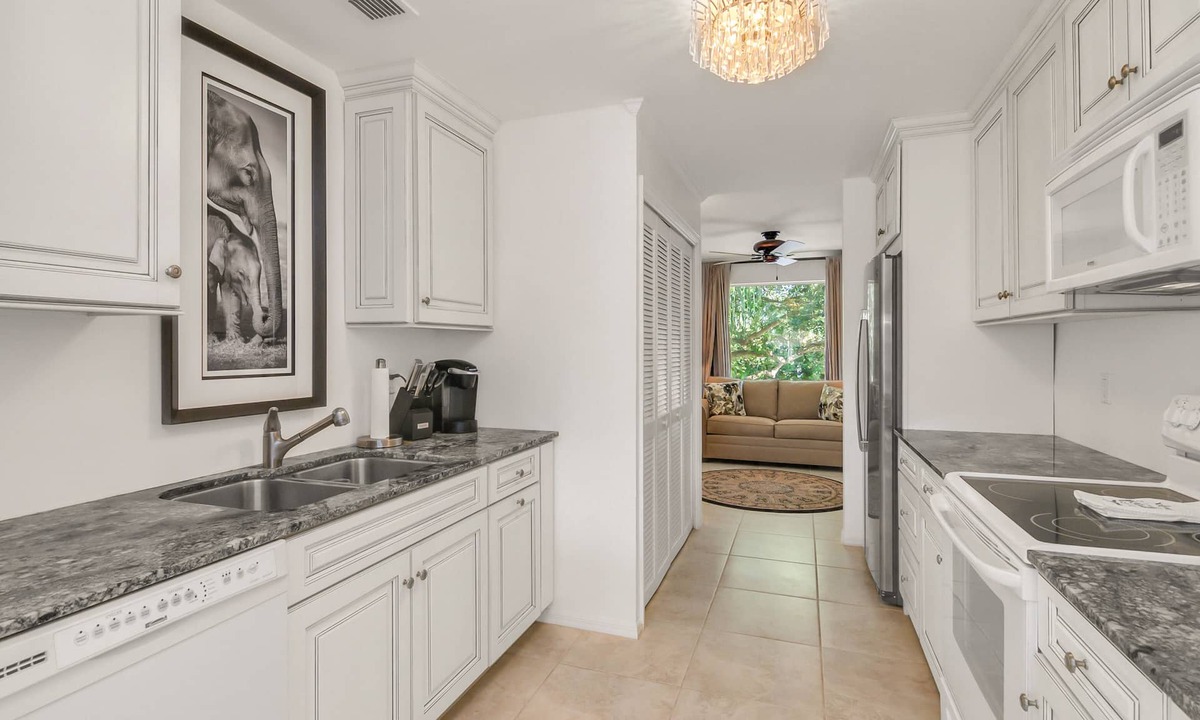 Imperial Golf Estates Condo | Stunning 2 Bed 2Bath+Den Minutes Away From The Beach and Gomez Tennis Academy