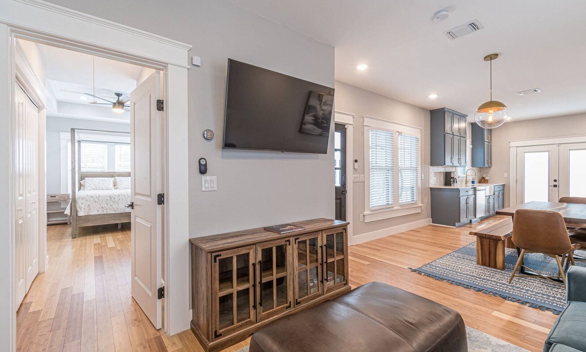 Southtown House | Stunning Downtown Lavaca home - Convention Center, Riverwalk & more - w/HotTub