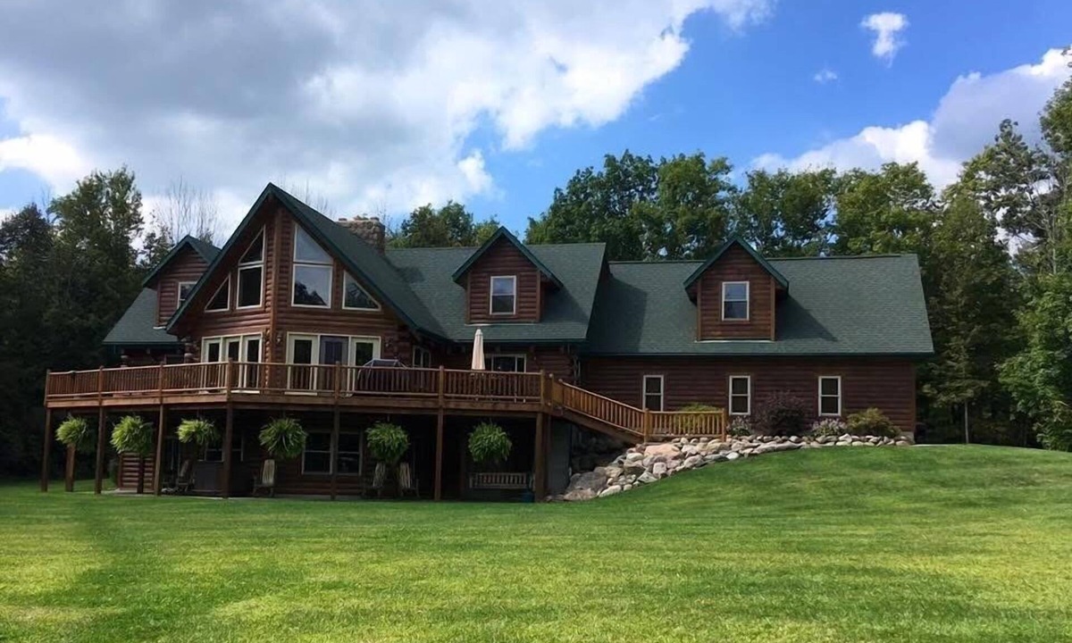 Homerville Cabin | Stunning Log Cabin on 65 Acres with a new swimming pool