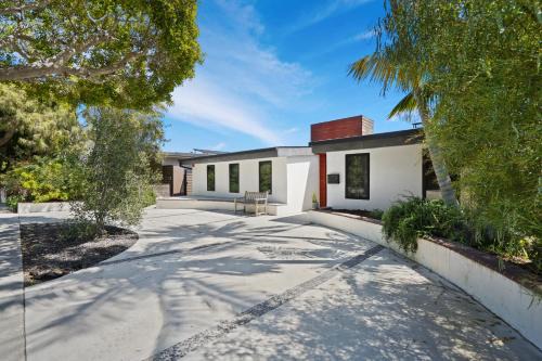 Culver - West House | Stunning Modern 5BR Family Mansion, Panoramic views of Penmar Golf, Pet Friendly!