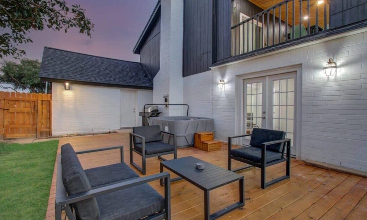 Houston House | Stunning Modern Dream Home |5-BD/2.5-BA, Sleeps 14