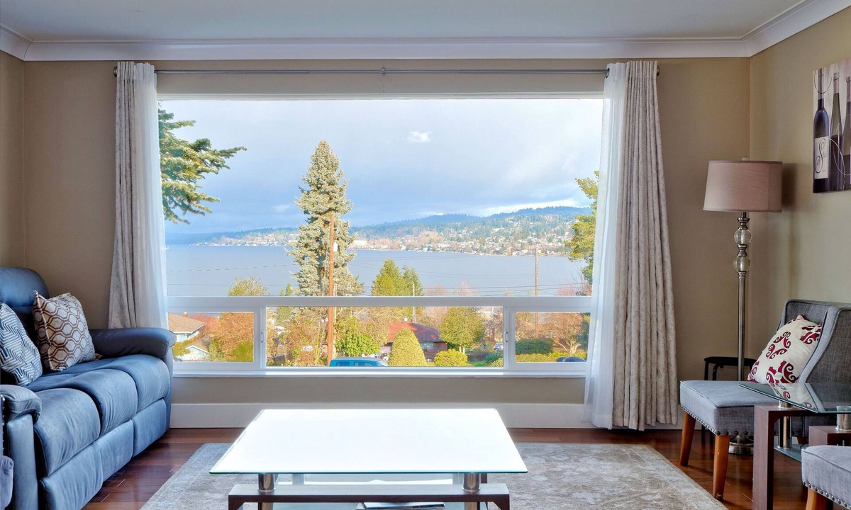 Bryn Mawr-Skyway House | Stunning PNW Mid-Century Seattle Home w/Lakefront Views! Sleeps Up to 16 Guests