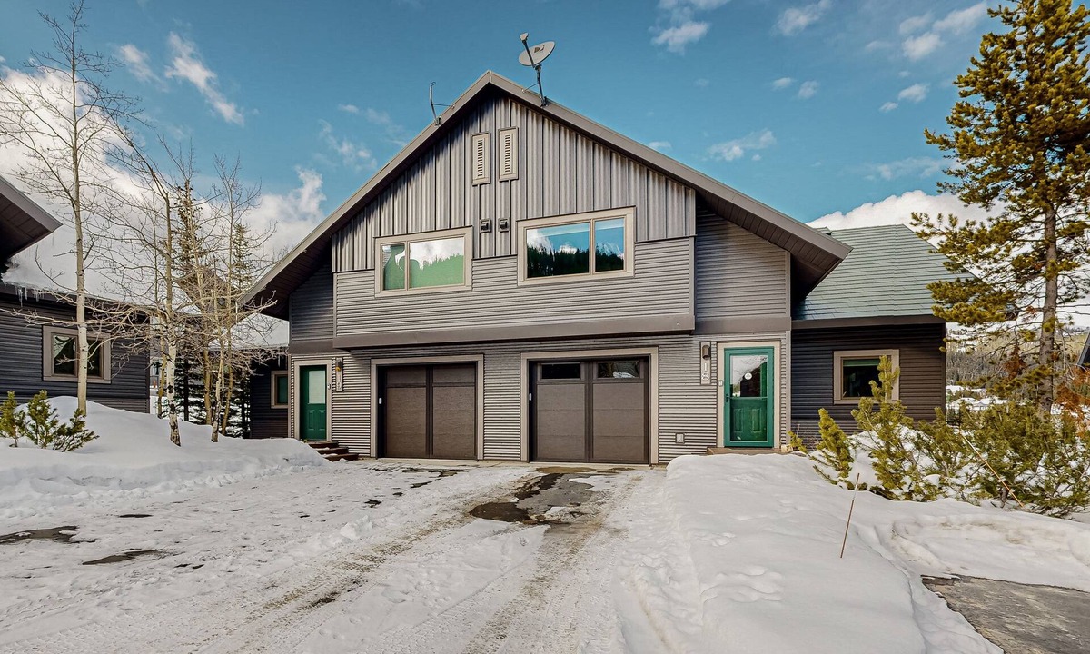 Big Horn House | Stunning ski-in/ski-out townhome with a private indoor hot tub