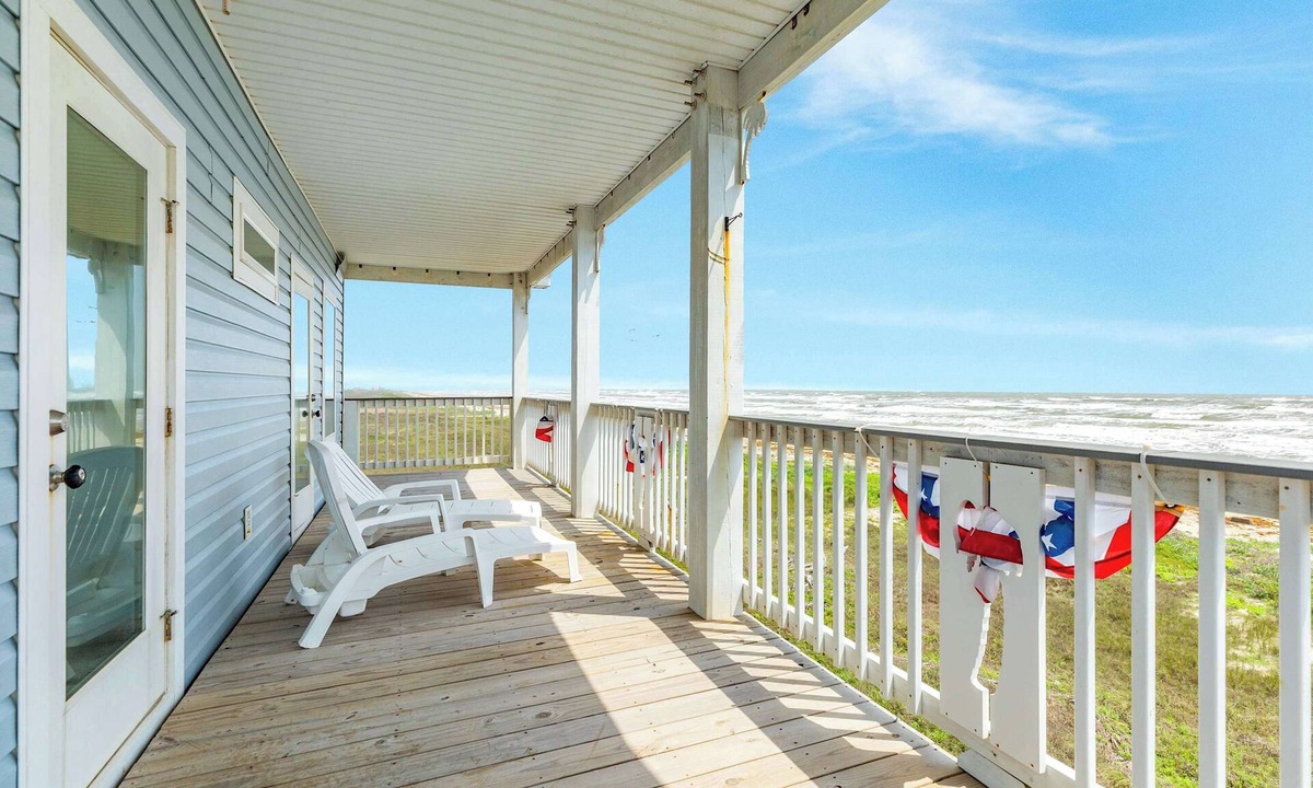 Freeport House | Stunning Surfside Beachfront Home for Families