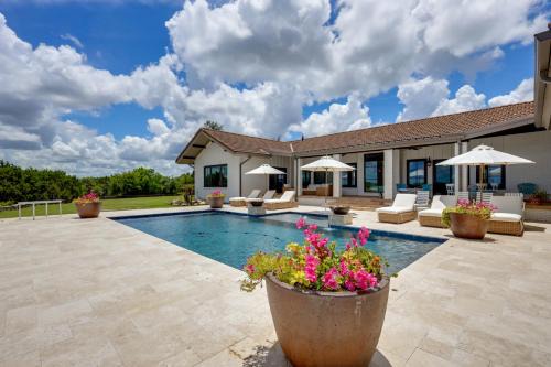 Paluxy House | Stunning Views! Luxurious & Secluded Glen Rose Gem
