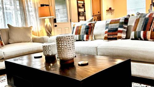 Cypress House | Stylish 4BR Retreat in Cypress - King Bed -Fireplace -Outdoor Patio - TVs in 4 Rooms