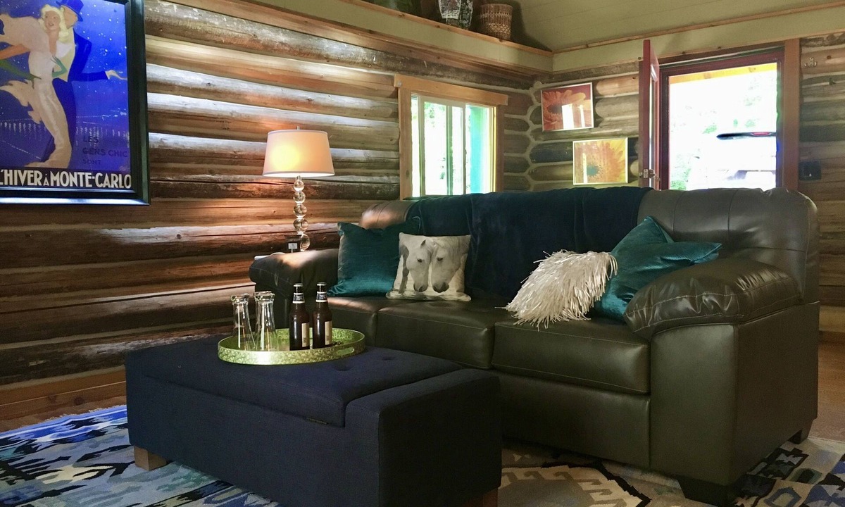 Sagle Cabin | Stylish Cabin in 12 Acres of Private Forest