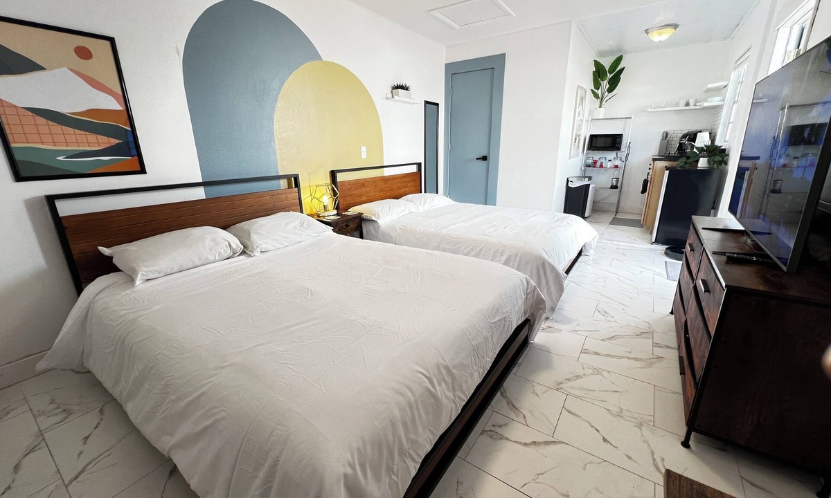 Wadeview Park Apartment | Stylish Orlando Studio – 2 Queens, Fast WiFi, Private Patio, Near Disney Parks!