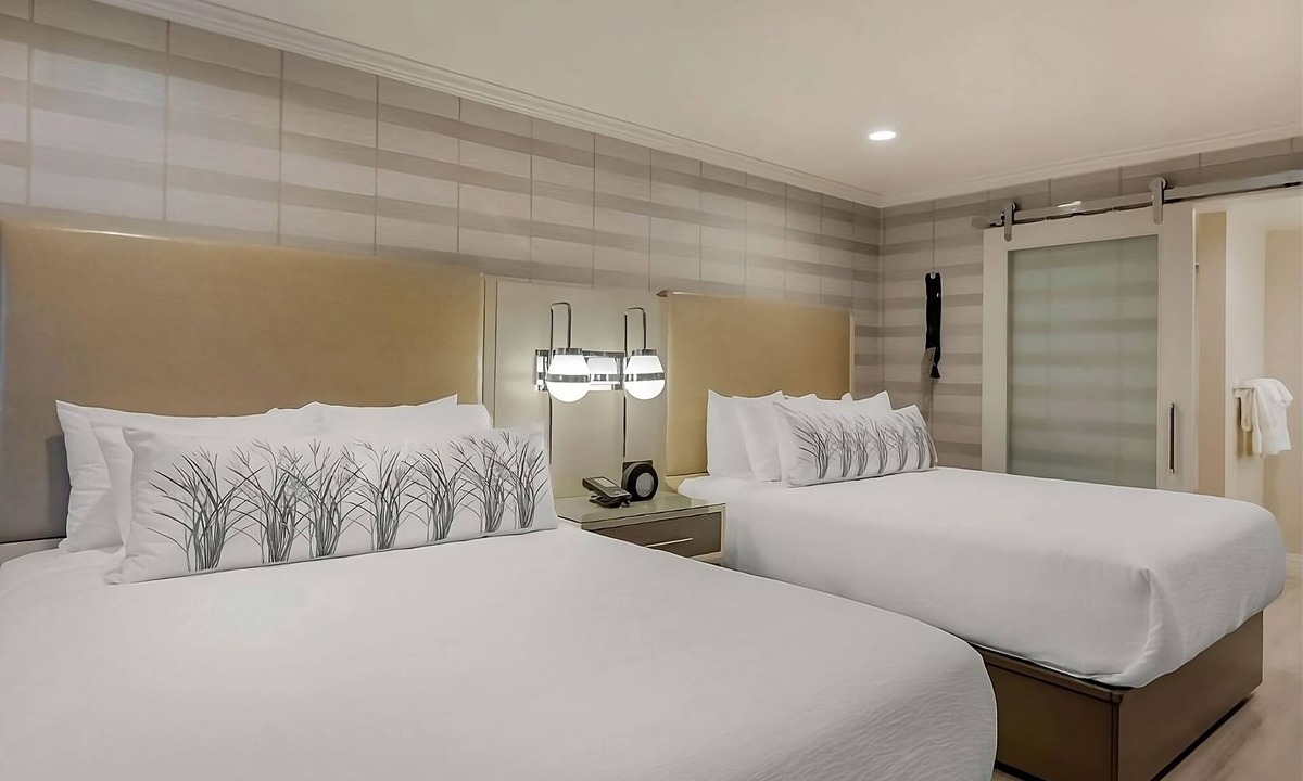 Southeast Torrance Hotel | Stylish Room & Relaxing Courtyard with Fire Pits and Breakfast included!