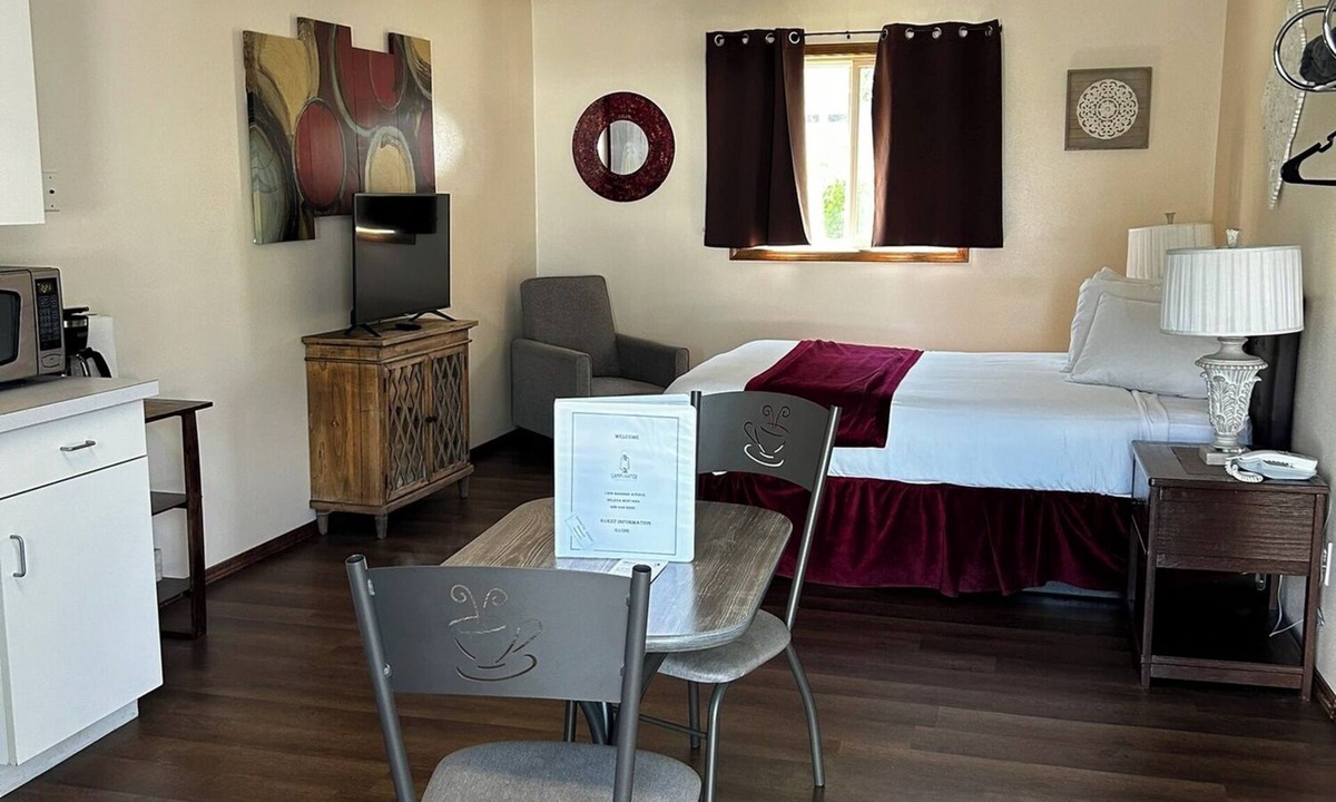 Helena Apartment | Suite 33 - Queen Suite W/Walk-In Shower
