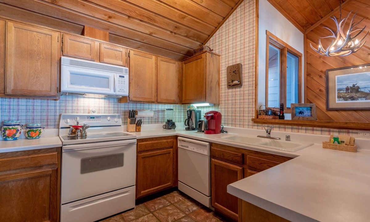 Elkhorn Village Condo | Sunburst Condo 2749 - Comfortable Elkhorn Space Off of Golf Course w/Mt View