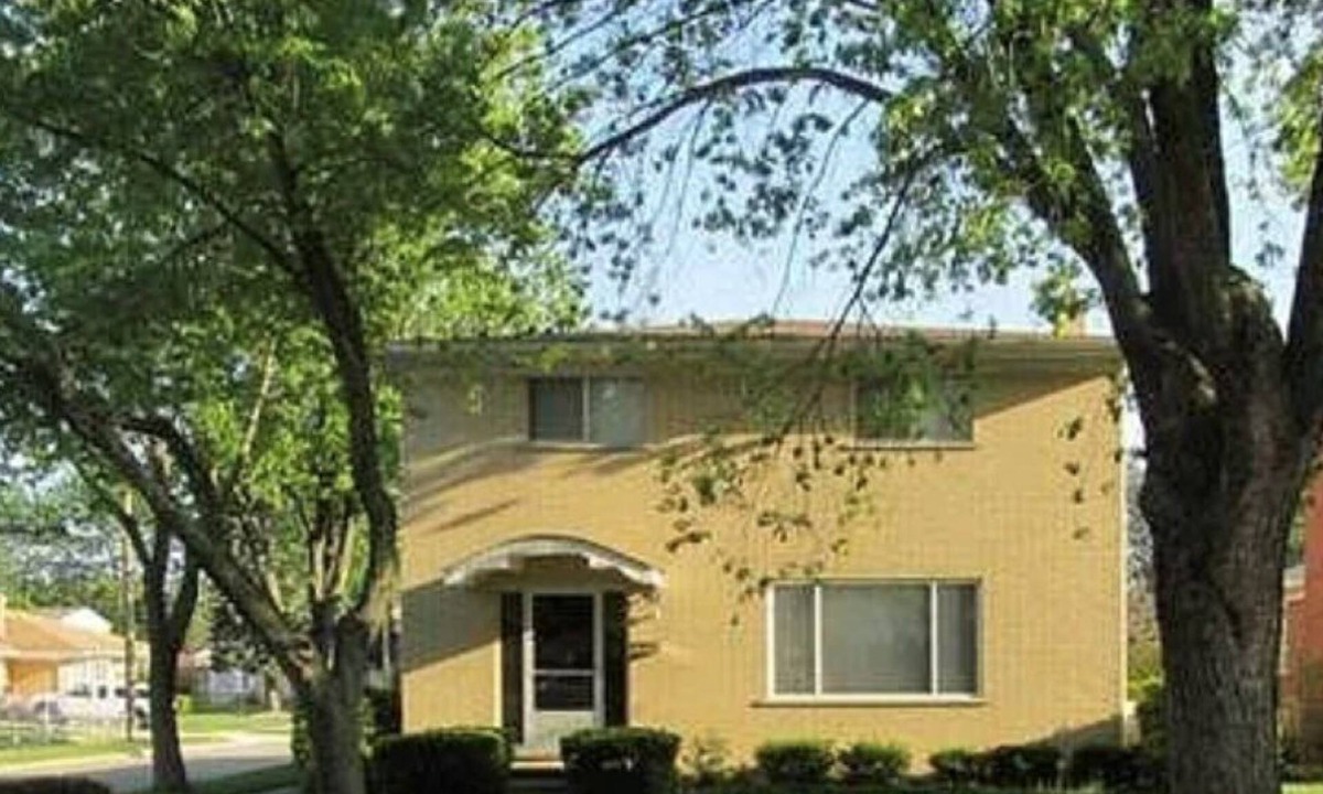 Warren House | Sunburst Palace Spacious 4-bed rm with a Den-Fulton in Center Line, MI.