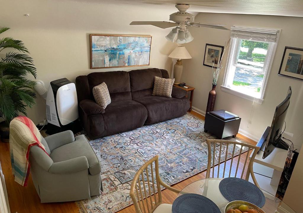 Cedar Falls Bed & Breakfast | Sunlight Splendor Apartment at Twin Oaks Inn by the Trails