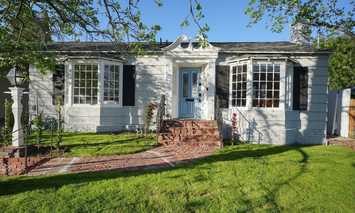 Crescenta Highlands House | Sunny 3 Bedroom Home in La Crescenta with Charming Decor