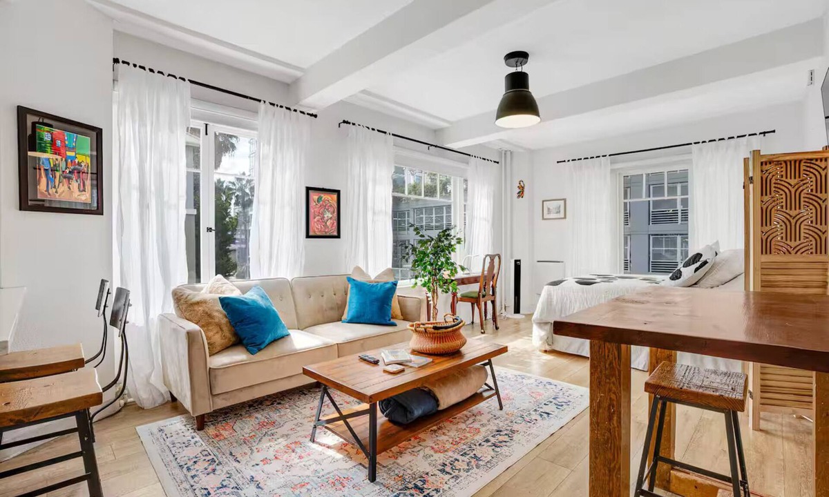 Waterfront Condo | Sunny Art Deco Studio – Walk to Conv Ctr & DTLB