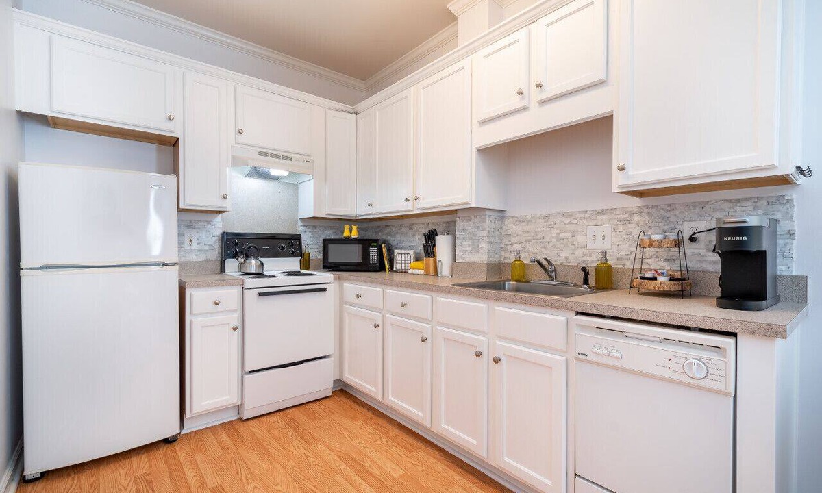 Concord Condo | Sunny Daze · Sunny Daze- Chic condo close to NASCAR