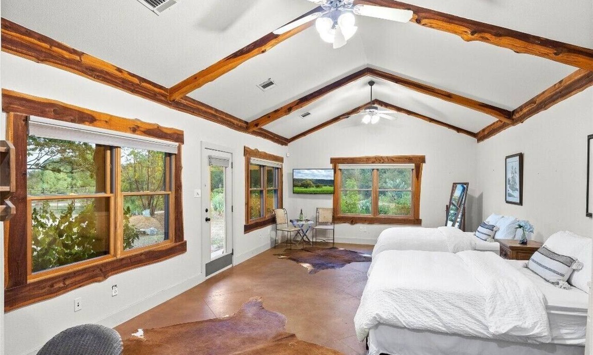 La Hacienda Estates Cottage | Sunrise Casita at Hudson Bend Ranch - Wedding, Event, Retreat, and Vacations