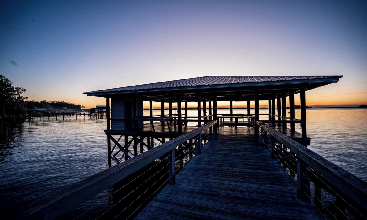 Zwolle House | Sunset Paradise: Cozy waterfront home with amazing lake views